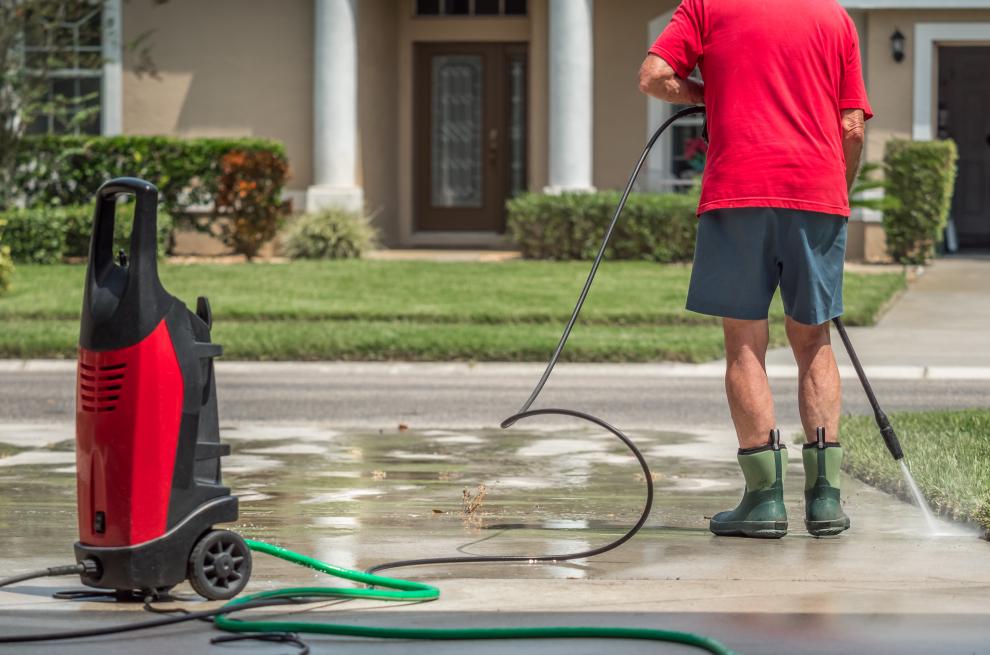 The Best Way to Pressure Wash a Concrete Driveway