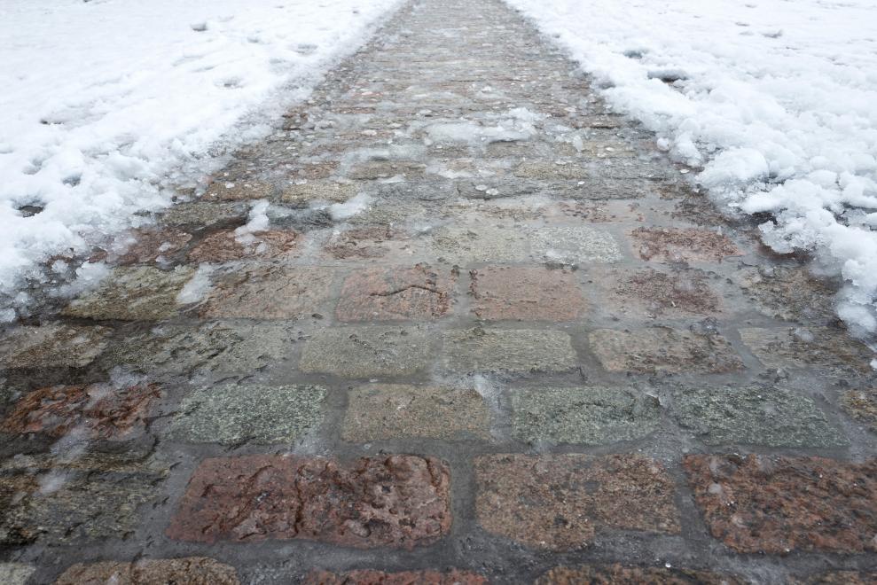 What is the Best Way to De-Ice a Large Sidewalk?